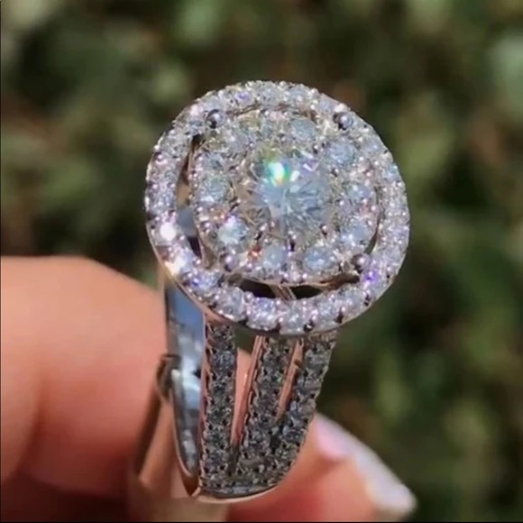 New 925 Silver Luxury Round Cut Diamond Ring - Picture 2 of 3